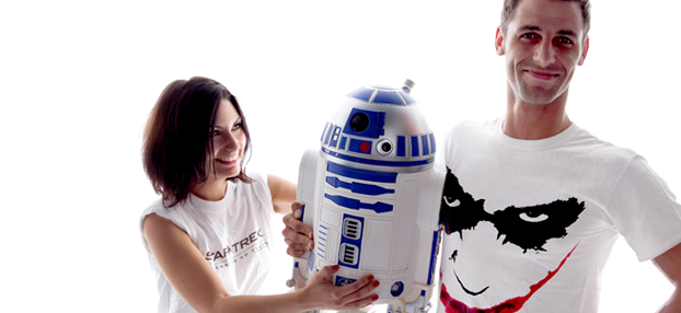 Un couple de geeks et un droid