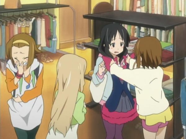 Yui a bon goût. K-ON_-_02_-_Large_11.jpg